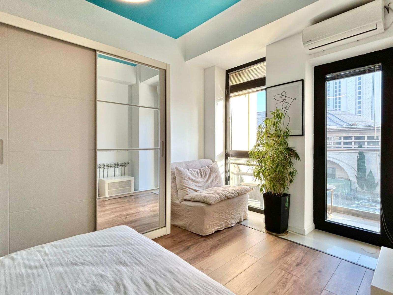 City Center - Next To Holiday Inn -2Br Apartment Tbilisi Buitenkant foto