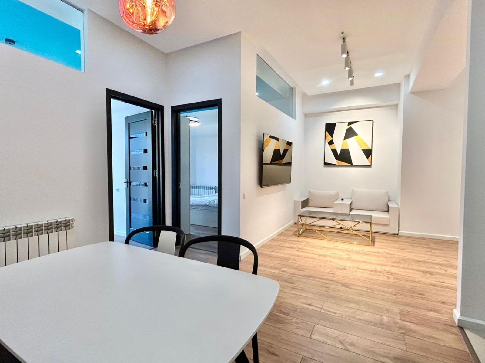 City Center - Next To Holiday Inn -2Br Apartment Tbilisi Buitenkant foto
